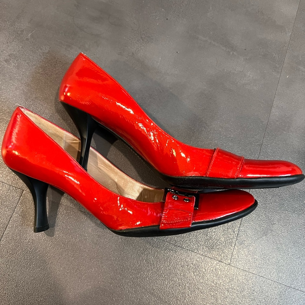 Kenneth Cole red patent leather rounded toe, buckle.
